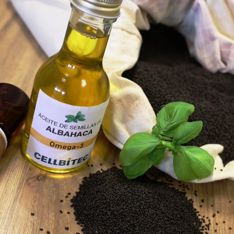 Botella de aceite de albahaca, semillas y hojas de albahaca