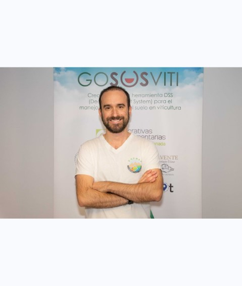 Jesús Rodrigo Comino Foto Jesús Rodrigo Comino con cartel de fondo del proyecto